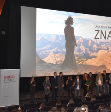 Scena, na której stoją osoby zaangażowane w produkcję filmu ZNAKI. W tle widoczny ekran.