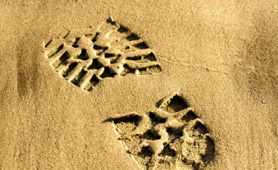 ślad buta odciśnięty na piasku